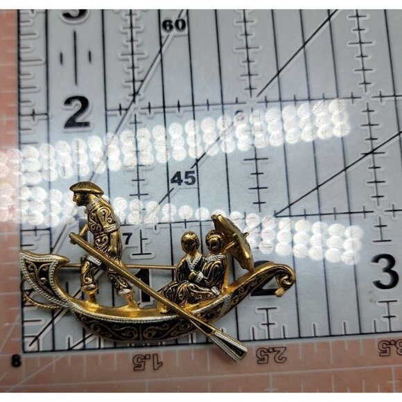 Damascene Gondola Brooch Vintage Spain Couple w/Umbrella Detailed Gold Plating - Picture 2 of 9